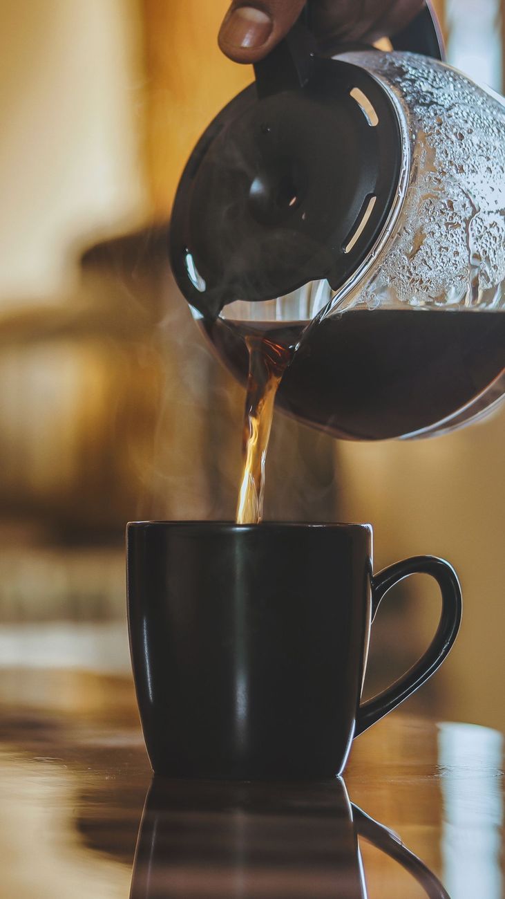 Café sendo servido no Aroma Café